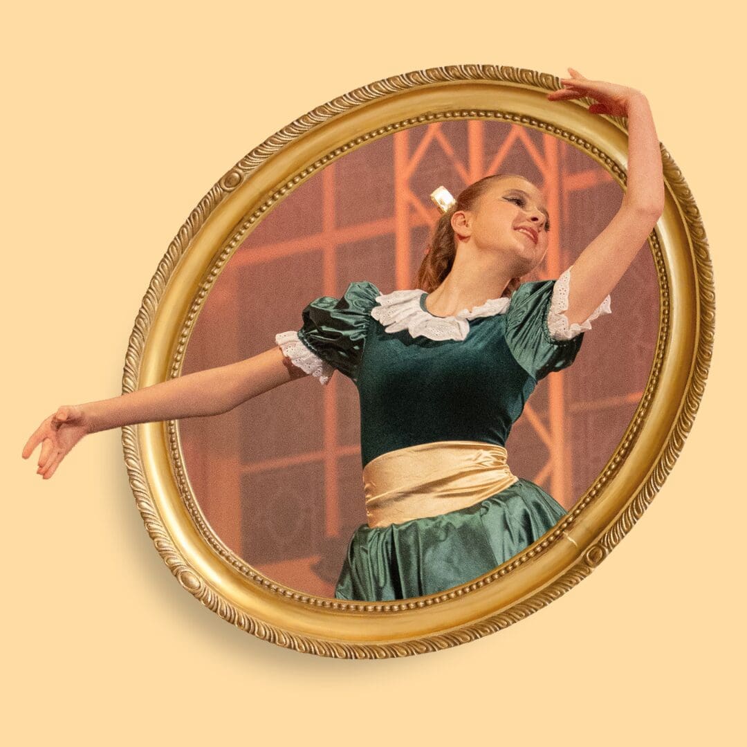 Une danseuse vêtue d'une robe verte prend une pose gracieuse, semblant émerger d'un cadre ovale doré sur un fond pêche clair.